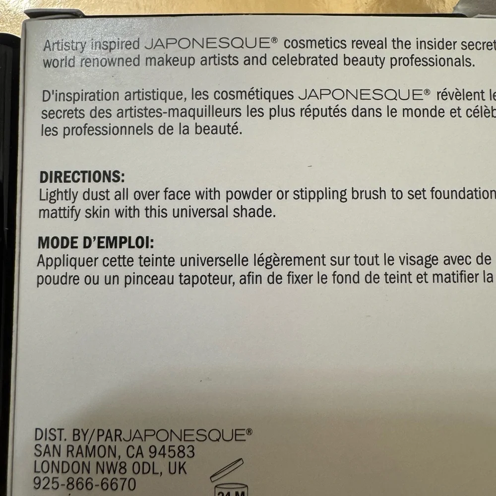 Japonesque Velvet finishing powder shade 4 Tan and kabuki brush